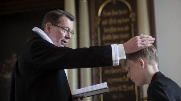 Ny computer eller en investering? Sådan rådes konfirmander til at bruge deres pengegaver