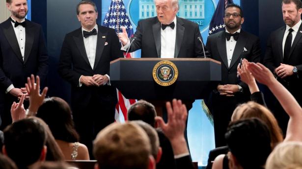 Trump evakueret efter skyderi - følg med her