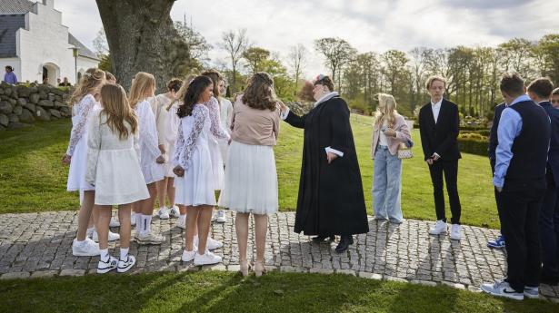 Økonom: Sådan bør konfirmander bruge deres penge