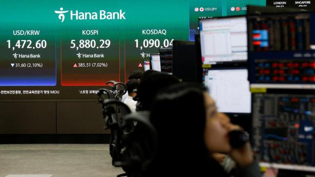 Aktier i Asien: Stram amerikansk retorik, høje oliepriser og blandede tech-resultater spiller ind