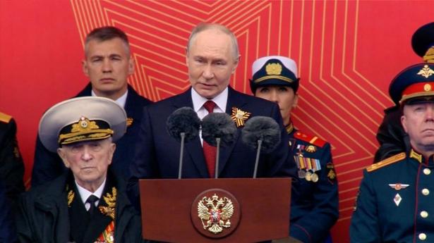 Putin forsikrer om sejr ved nedskaleret militærparade i Moskva