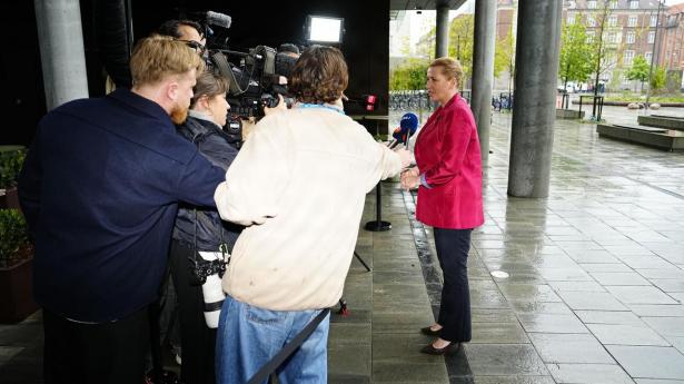 Mette F. ankommet til forhandlinger – sender opfordring til V
