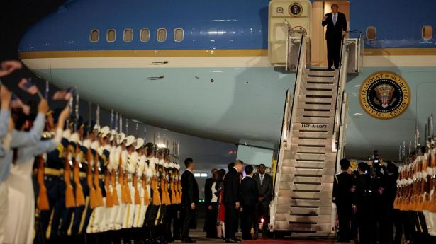 Donald Trump er landet i Beijing til topmøde med Xi Jinping