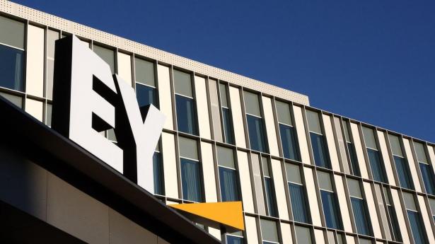 EY trækker rapport tilbage efter AI-hallucinationer: Opdigtede McKinsey-analyse