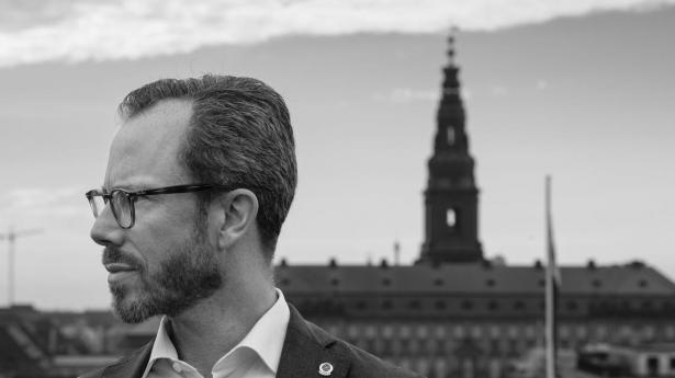Hellere vælte på cykel, nøgen, end endnu et valg: Brug weekenden på Ellemann-Jensens bog og se en laber western