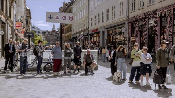 Kø før sidste udkald til at aflevere gamle pengesedler: “Det er latterligt”