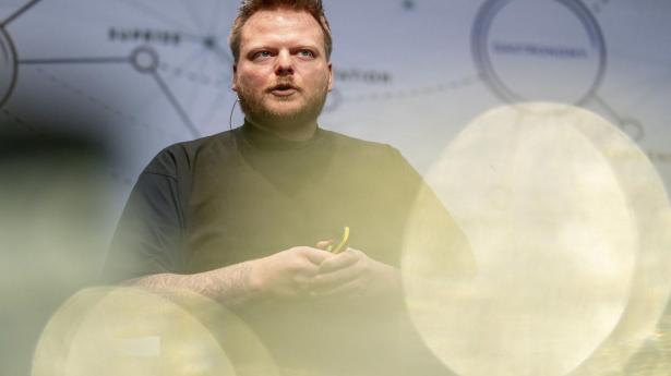 Alchemist sikrer overskud på teknikalitet