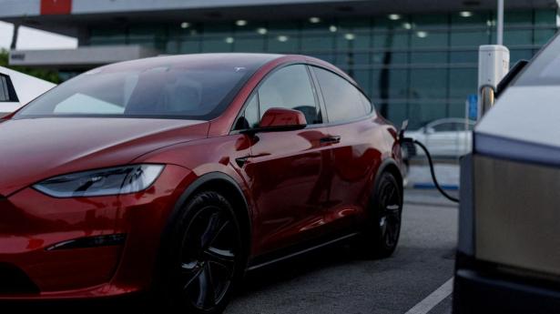 Tesla er tilbage på tronen som mest solgte elbil