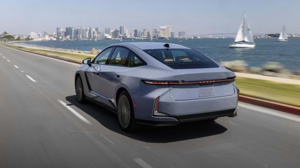 Lexus-sedan vil være elbilen for perfektionister