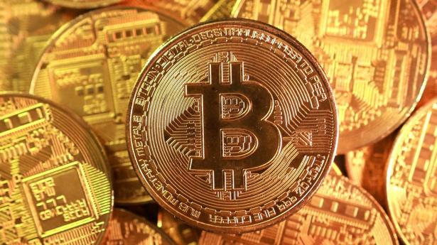 Bitcoin-kurs er halveret på et halvt år