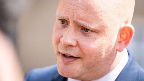 Banker holdes uden for milliardlettelser – minister affejer kritik