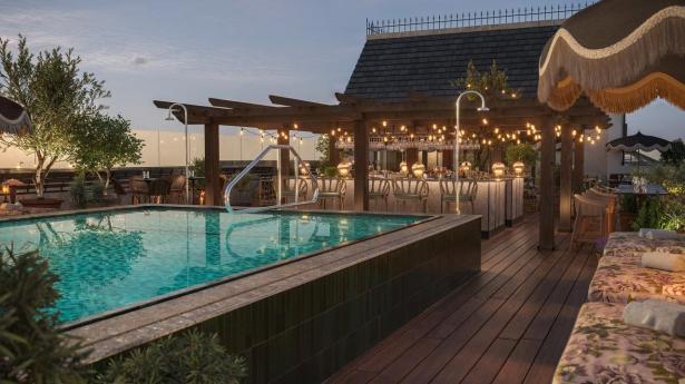På taget af dette luksushotel finder du tre opvarmede pools, sauna og en cocktailbar