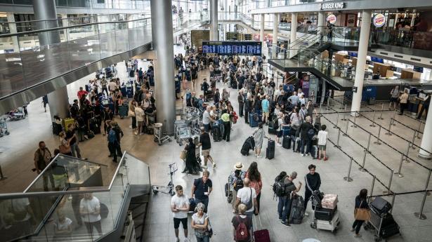 Passagerrekord presser Københavns Lufthavn: EU-regler skaber længere paskøer