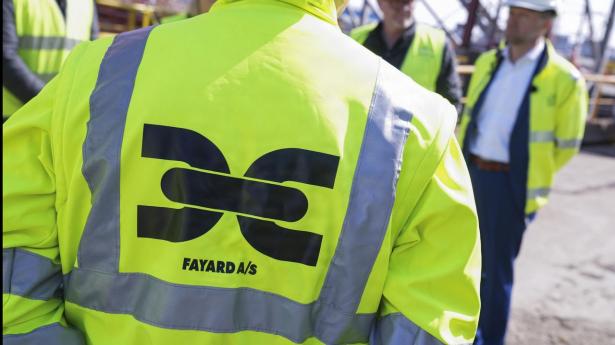 100 EU-politikere presser Fayard: Stop service af russiske gastankskibe