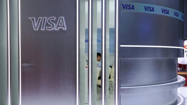 Visa slår analytikernes estimater - aktien falder