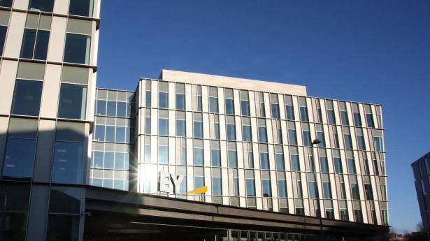 EY investerer milliarder på fysisk kvantecomputer