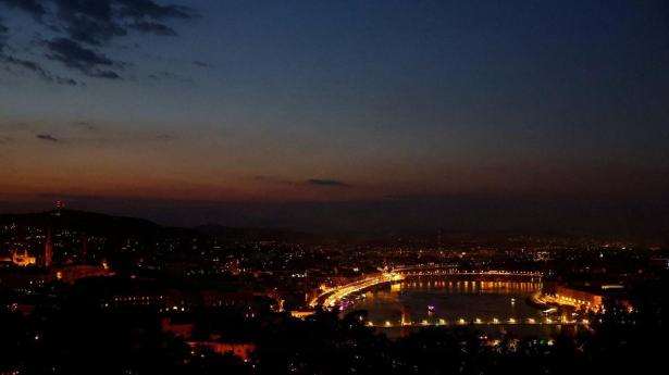 Lights turned off at Budapest landmarks to reduce energy due to power crisis in Budapest