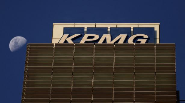 KPMG og EY scorer milliardkontrakt trods britiske løfter om konsulentstop