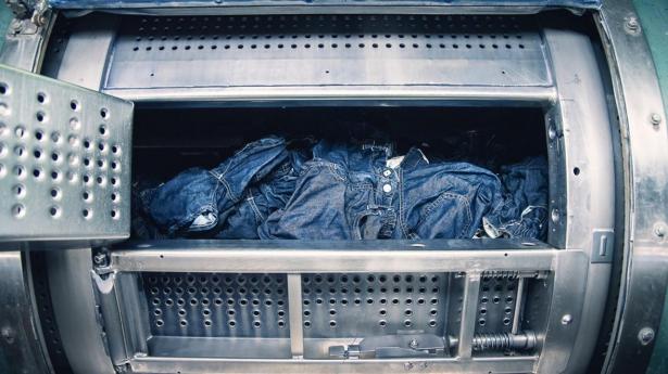 Det kræver sandpapir, laser og seks måneders oplæring at lave disse jeans