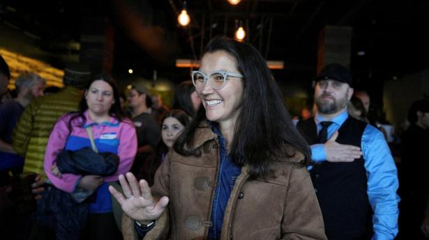 Hun ejer 176 skydevåben og afviste Kamala Harris. Nu er hun Demokraternes håb i Trump-land