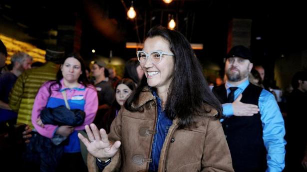 Hun ejer 176 skydevåben og afviste Kamala Harris. Nu er hun Demokraternes håb i Trump-land