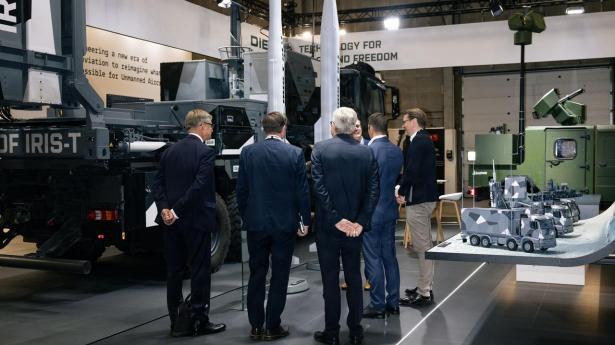 Alle vil have en bid af oprustningen: Danske virksomheder strømmer mod Forsvaret