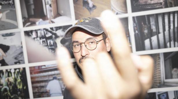 Grønlands nye kunststjerne: “Vi har kun fået to gode ting ud af at være koloni. Remulade og Faxe Kondi”