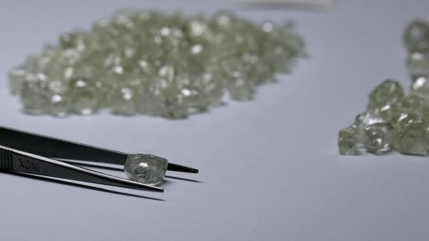 “De Beers kæmper – Cartier vokser: Det fortæller alt om markedet for smykker og diamanter?”