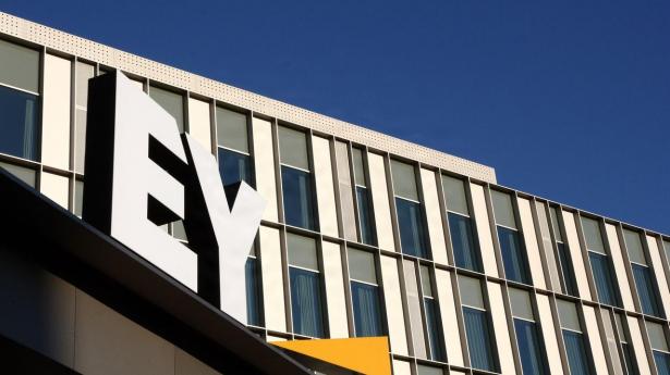 EY i Storbritannien er klar til opgør med hjemmearbejde