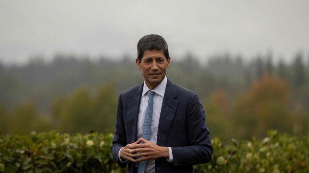 Guldpriserne tynges af stigende renter efter Warshs tale
