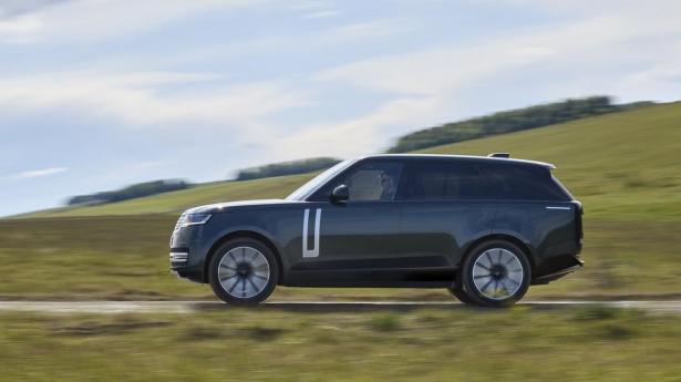Har været fem år undervejs: Den elektriske Range Rover er endelig på vej til Danmark