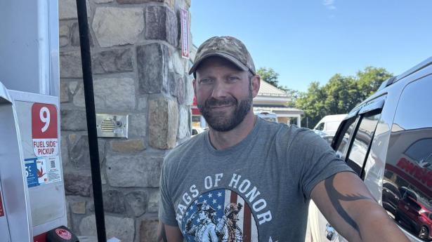 Benzinpriserne er Trumps store problem. På tanken i Pennsylvania afslører Dan Dewitt hvorfor