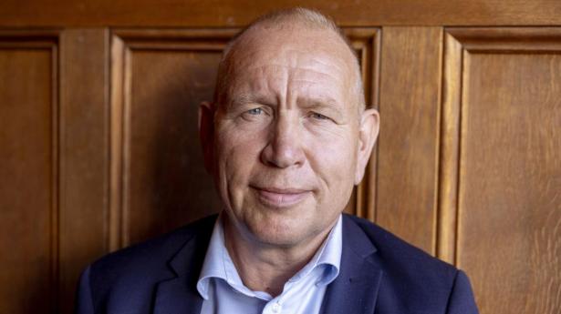 Implement køber industrigigants konsulentben