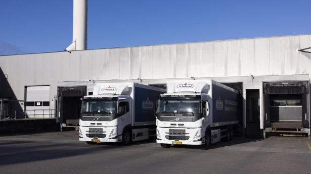Schulstad sender diesel på pension i 2027 – halvdelen af lastbilflåden kører allerede på el