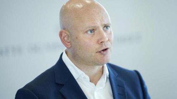 Regeringen vil afskaffe mellemskatten for 619.000 danskere