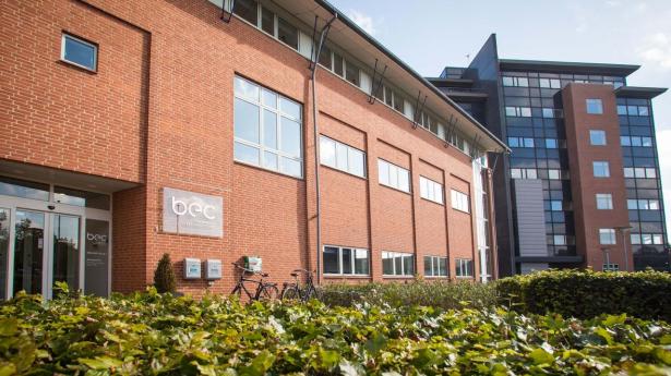Datacentralen BEC, der leverer it-ydelser til en række banker, lukker sin afdeling i Herning og har i den forbindelse opsagt en række medarbejdere.