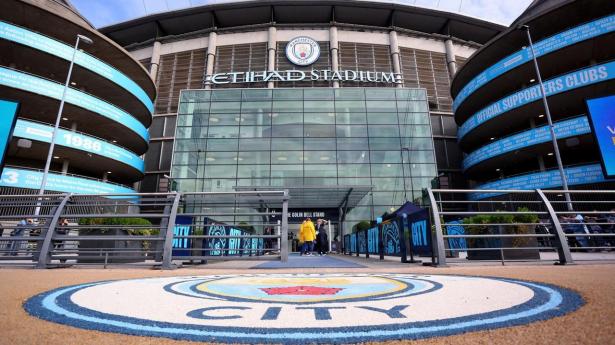 Manchester Citys revisor under nyt pres