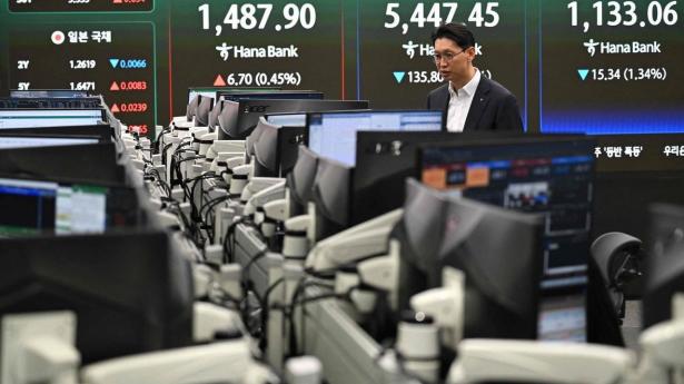 Aktier i Asien: Teknologitunge asiatiske aktiemarkeder følger Wall Street ned