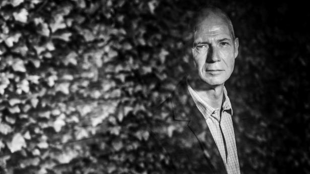Professor maner til ro: AI vil ikke føre til massefyringer i bankerne