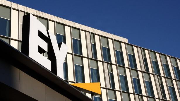 EY i Storbritannien indgår ny alliance: Vil hjælpe forsikringsselskaber med AI