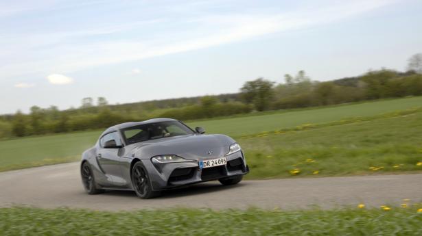 Toyota Supra er en lav coupé med to døre og to skålformede stole placeret så langt bagude, at det føles som at sidde oven på bagakslen. Fotos: Søren Juul