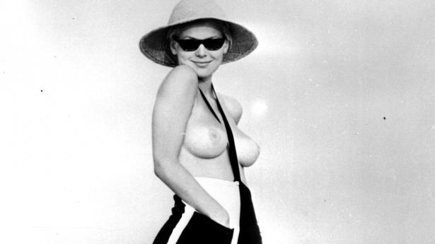 Den danske model Lotte Tarp i en såkaldt monokini med en enkelt strop mellem brysterne i Ekstra Bladet i 1964. Foto: Shutterstock/Ritzau Scanpix