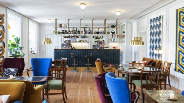 Der er ingen reception i Kanalhuset – så om man skal spise, drikke kaffe eller overnatte, begynder besøget i baren.