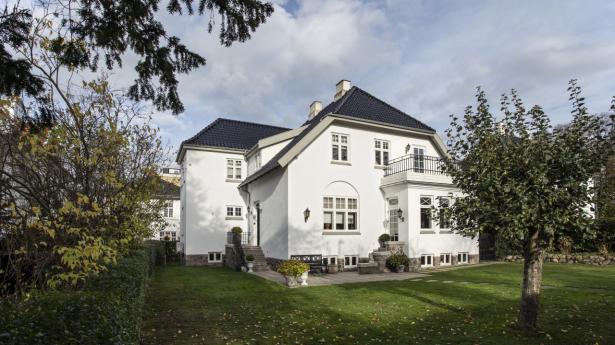 Da familien var på jagt efter et nyt hjem, var et af deres kriterier, at det skulle være et ældre hus med hvad der følger af sjæl, smukke detaljer og godt håndværk. Det fandt de i denne klassiske villa fra 1905.
