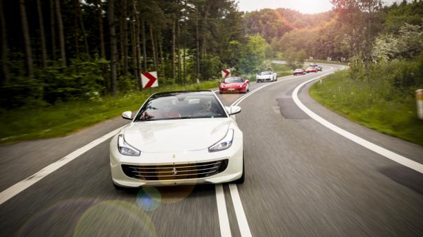 Lørdag kører bilerne nordpå fra Helsingør langs kystvejen og kommer blandt andet gennem Hellebæk og Hornbæk. Foto Ferrari Owners Club Denmark.