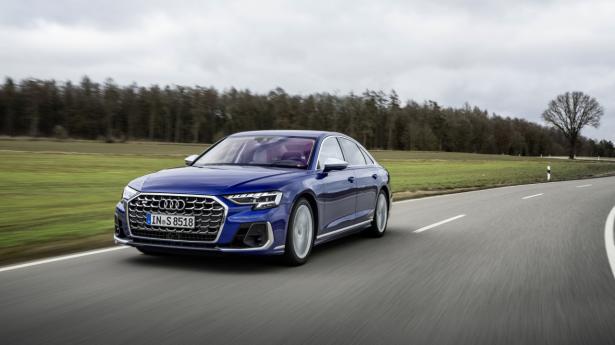 Audi S8 cruiser afslappet med 200 km/t på Autobahn. Brændstoftank på 82 liter, unikke 20” alu og keramiske bremser med en nærmest ufatteligt effektiv standsekraft er standard. Fotos: Tobias Sagmeister.