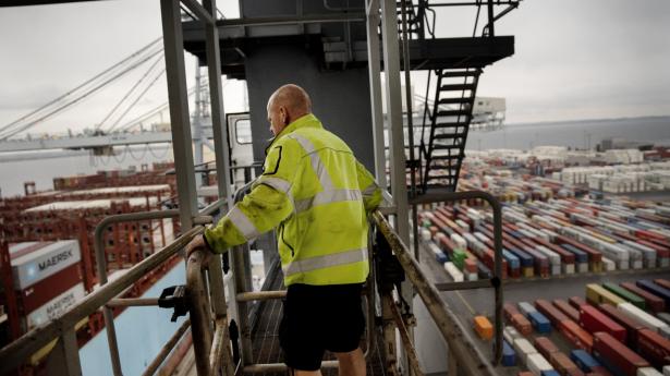 Kranfører Lasse Olsen, APM Terminals i Aarhus – et af de steder, hvor man mærker verdenshandlens udfordringer. Foto: Anne-Dorthe Søgaard Jensen