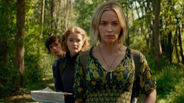 Evelyn, spillet af Emily Blunt, og hendes to teenagebørn, Regan og Marcus, forsøger at overleve i en monsterverden uden manden i familien i “A Quiet Place 2”. Det er ikke let. PR-foto