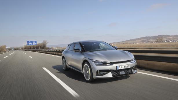 Kia EV6 GT måler 4,7 m i længden og kommer som standard med 21" hjul og neonfarvede bremsecalipre. Fotos: Torsten Weigl
