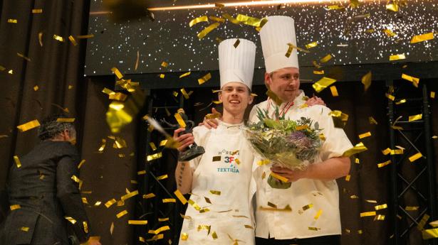 Årets Kok Bjarke Jeppesen (t.h.) med sin assistent Magnus Lund Hansen. Foto: Arek Pedersen